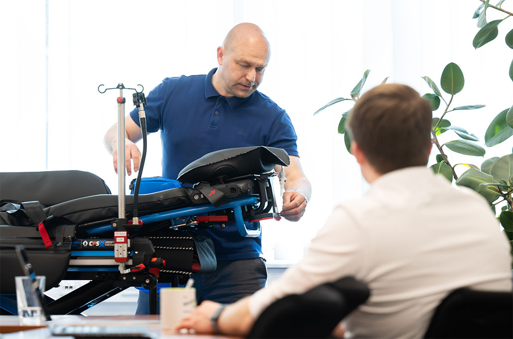 Ein Mitarbeiter von Mefina Medical erklärt Technik