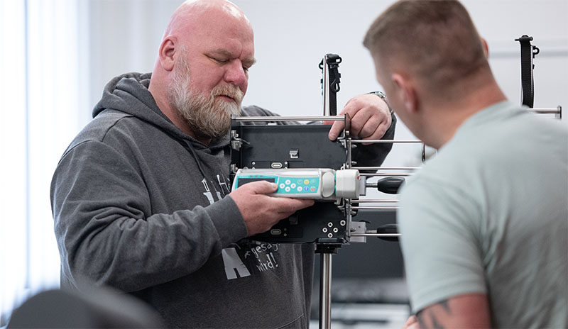 Zwei Mitarbeiter aus dem MedTec Systemservice-Team arbeiten an einem medizinischen Gerät