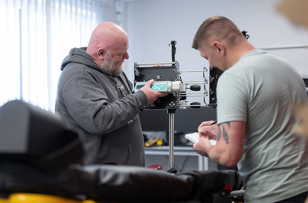 Aufbau eines Intensivsystems Zwei Mitarbeiter von Mefina Medical prüfen und bauen ein Intensivsystem auf