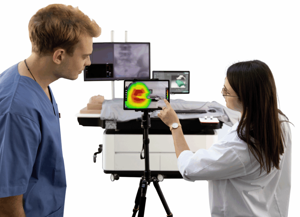 zwei Personen am Monitor des Angio Mentors