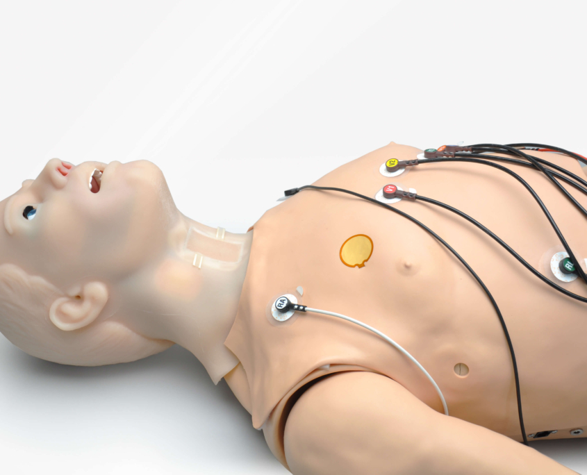 Gaumard-HAL-3201-elektroden-galerie Elektroden angebracht an Brust von fortschrittlichem Mehrzweck-Patientensimulator von Gaumard