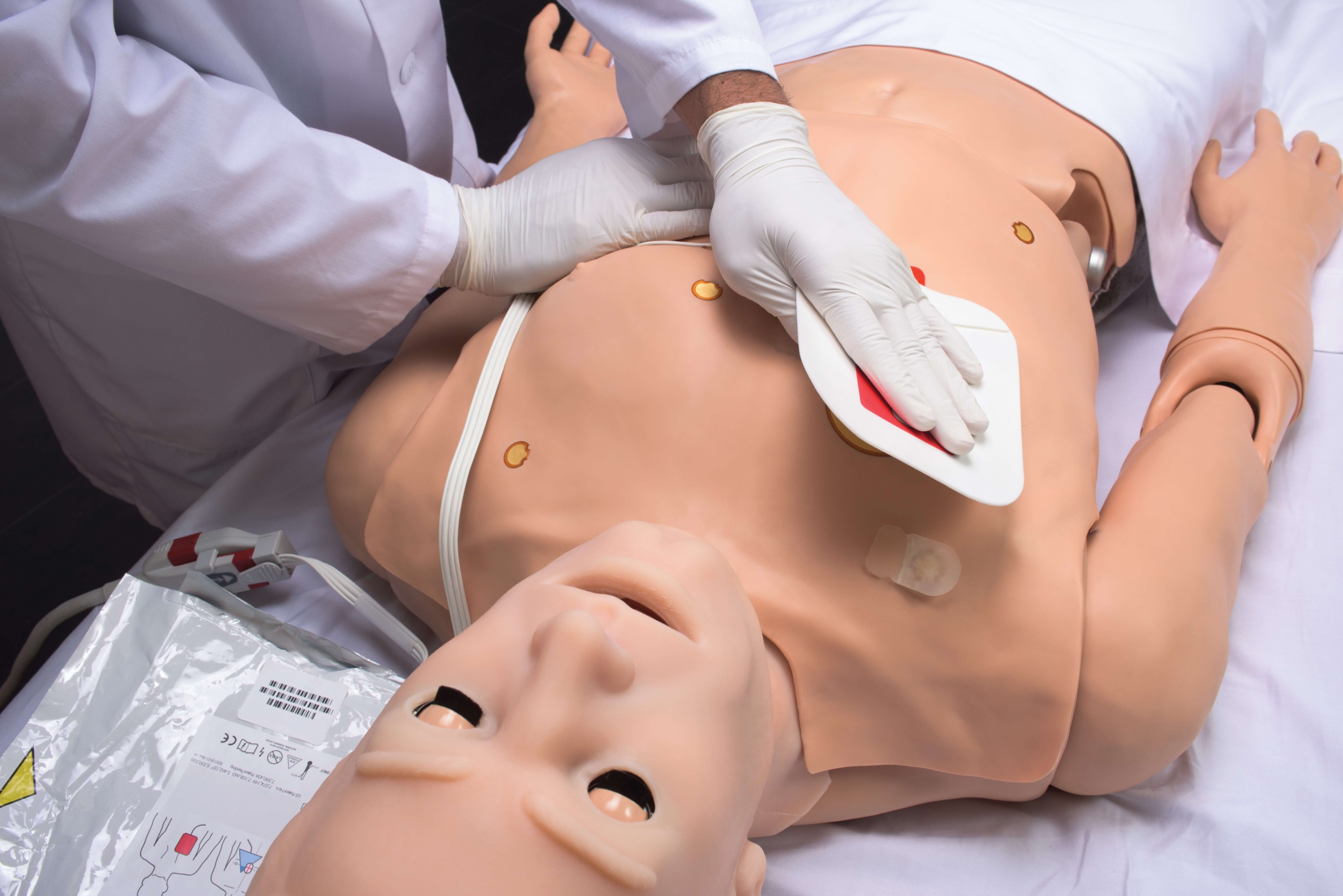 Gaumard-HAL-3201-elektroden Elektroden angebracht an Gaumard HAL 3201