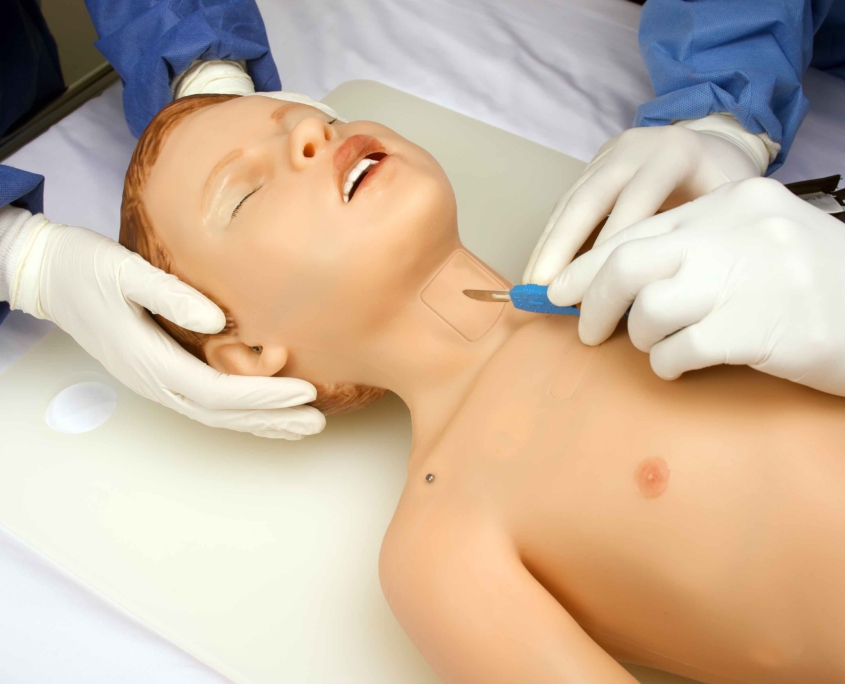 Tracheotomie-Übung am HAL S2225 von Gaumard