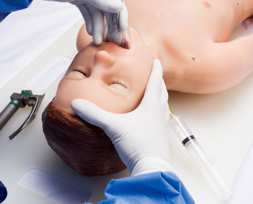 Übung einer Intubation an HAL S2225-Simulator von Gaumard