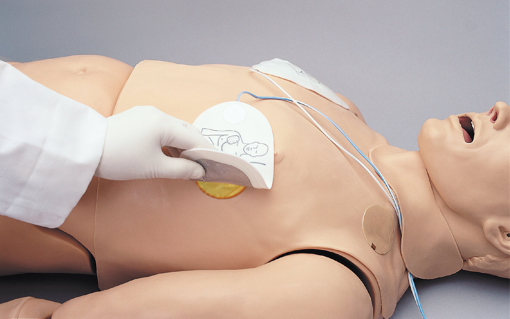 AED Elekroden angebracht an Brust von Gaumard HAL S3000