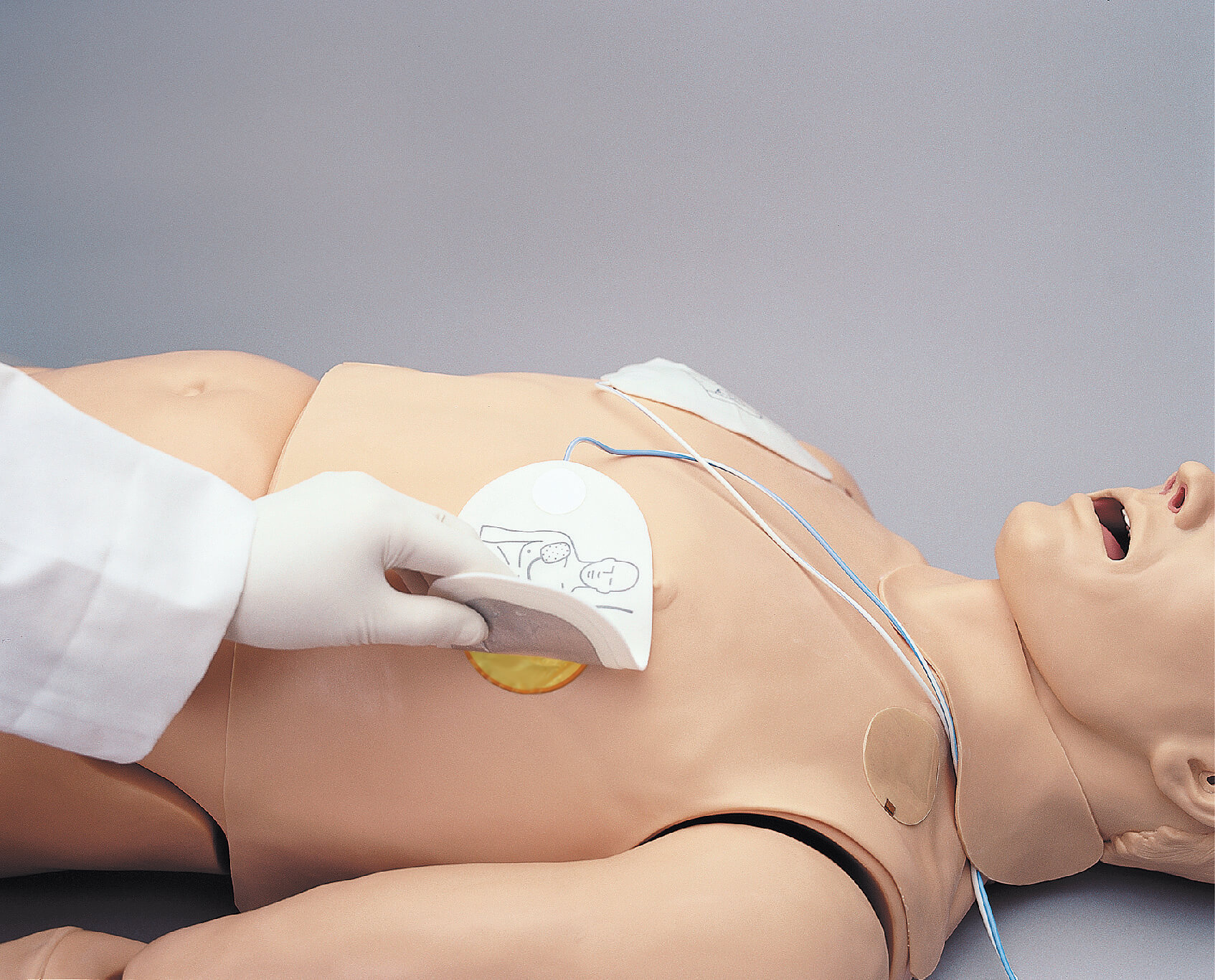 AED Elekroden angebracht an Brust von Gaumard HAL S3000