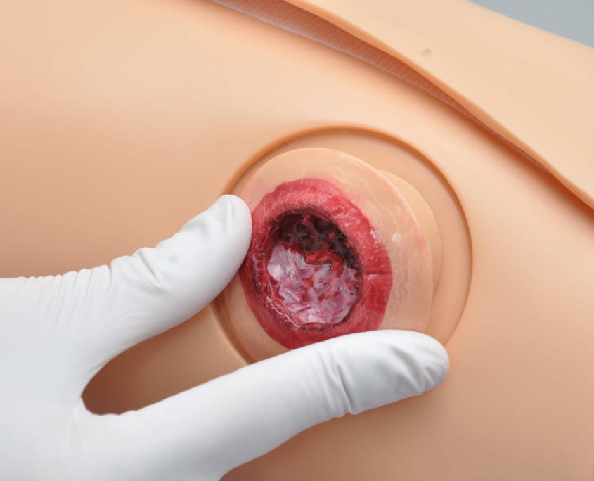 Darstellung einer Wunde an HAL-S3000-Simulator von Gaumard in Nahaufnahme