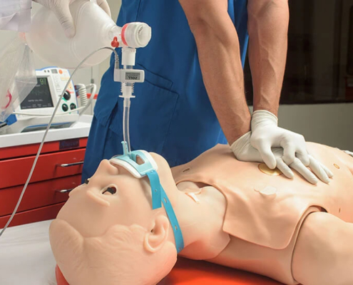 Person führt an High End Erwachsenensimulator Herzdruck-Massage durch