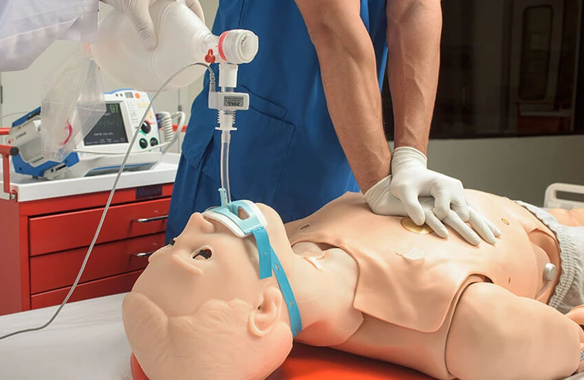 Person führt an High End Erwachsenensimulator Herzdruck-Massage durch