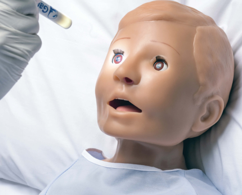 Arzt untersucht mit Licht das Auge des Pediatric HAL S3005