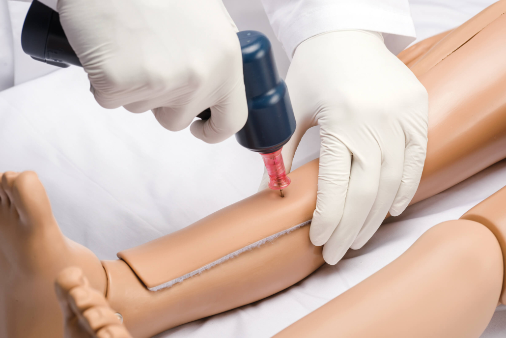 Intraossär an pädiatrischem Patientensimulator von Gaumard