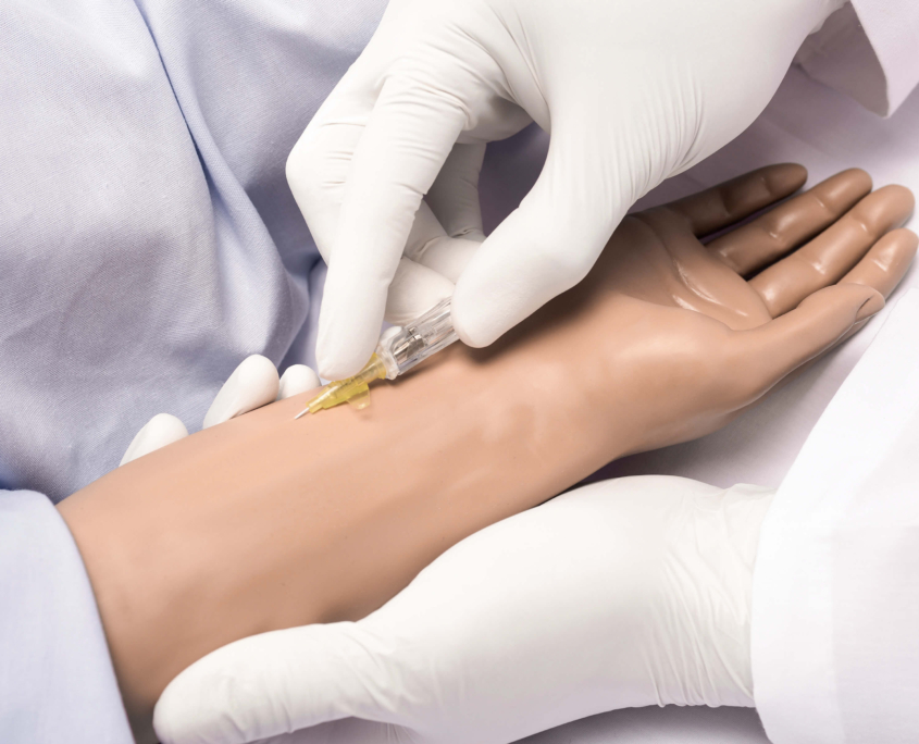 Arzt medikiert Hal S3005 pädiatrischen Patientensimulator von Gaumard