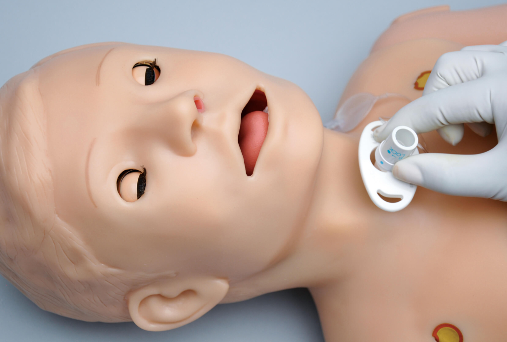 Tracheotomie an Hal S3005 Patientensimulator von Gaumard