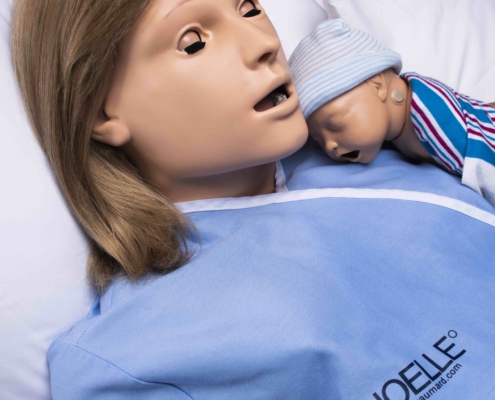 NOELLE S574.100 High-Fidelity-Simulator mit Baby im Arm