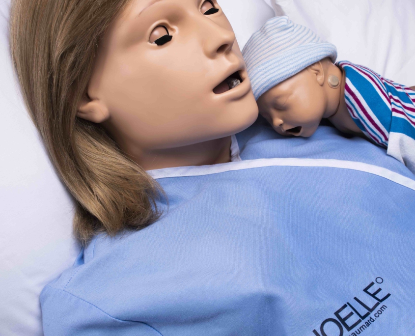 NOELLE S574.100 High-Fidelity-Simulator mit Baby im Arm