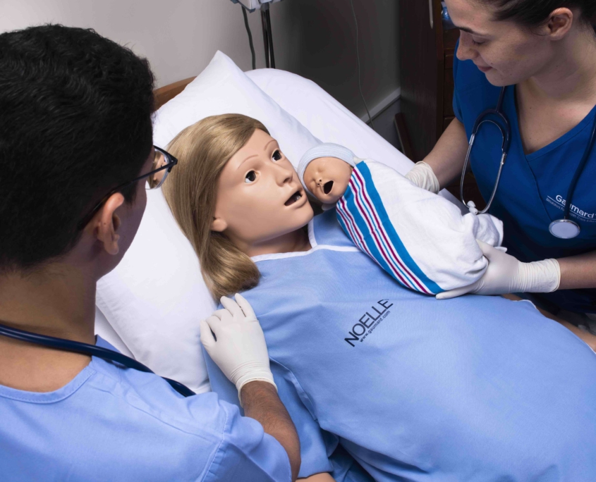 zwei Personen am Patientenbett von High-Fidelity-Simulator Noelle S574.100