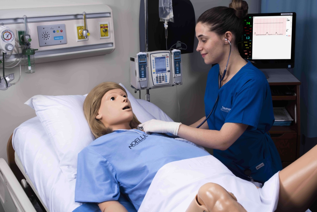 Person hört Herz des High-Fidelity-Simulators von Gaumard ab