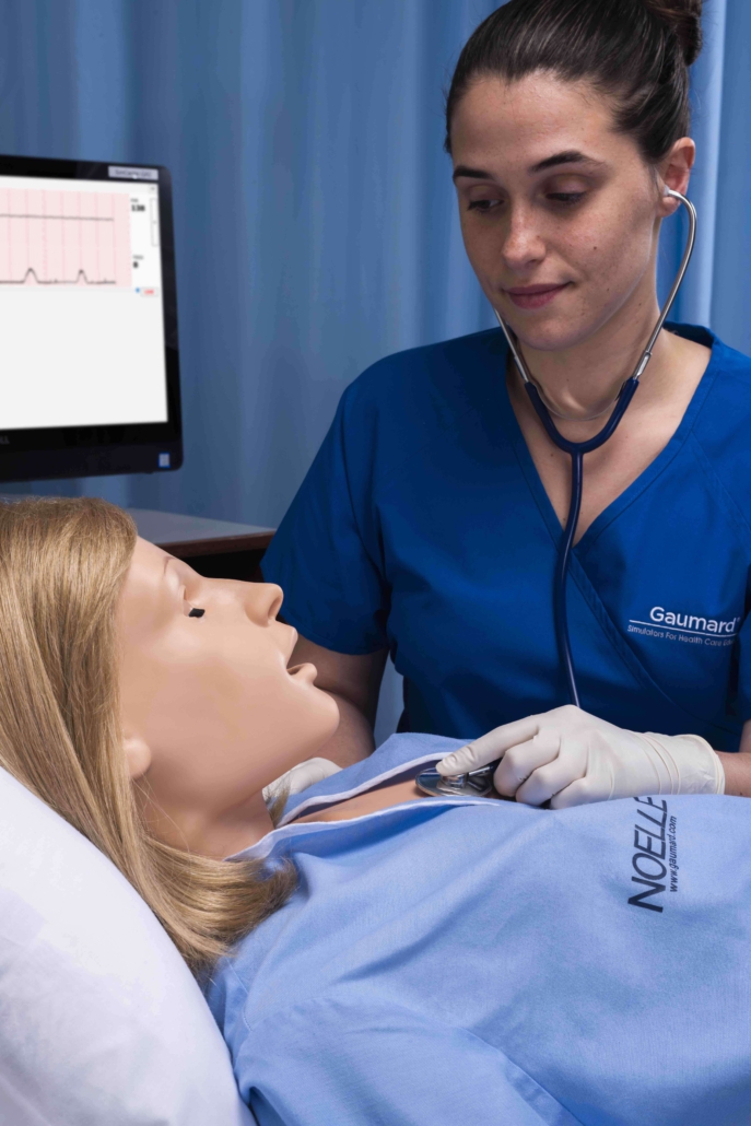 Seitenansicht einer Person die Herz von High-Fidelity-Simulator abhört