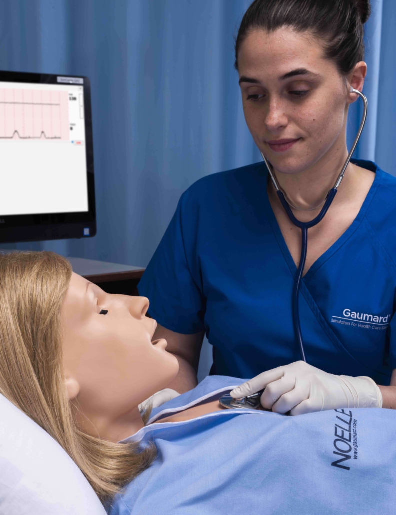 Seitenansicht einer Person die Herz von High-Fidelity-Simulator abhört