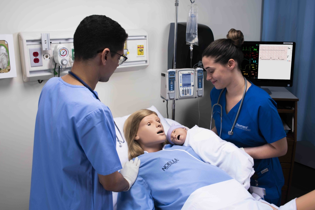 Gaumard-Noelle-S575.100-in-uebung-mit-2-personen zwei Personen am Patientenbett des High-Fidelity-Simulators von Gaumard