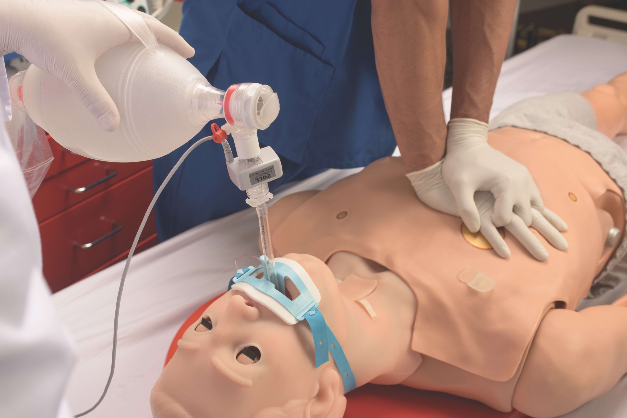 Fachpersonal übt an Gaumard HAL S3000 - Simulationspuppe eine Reanimation