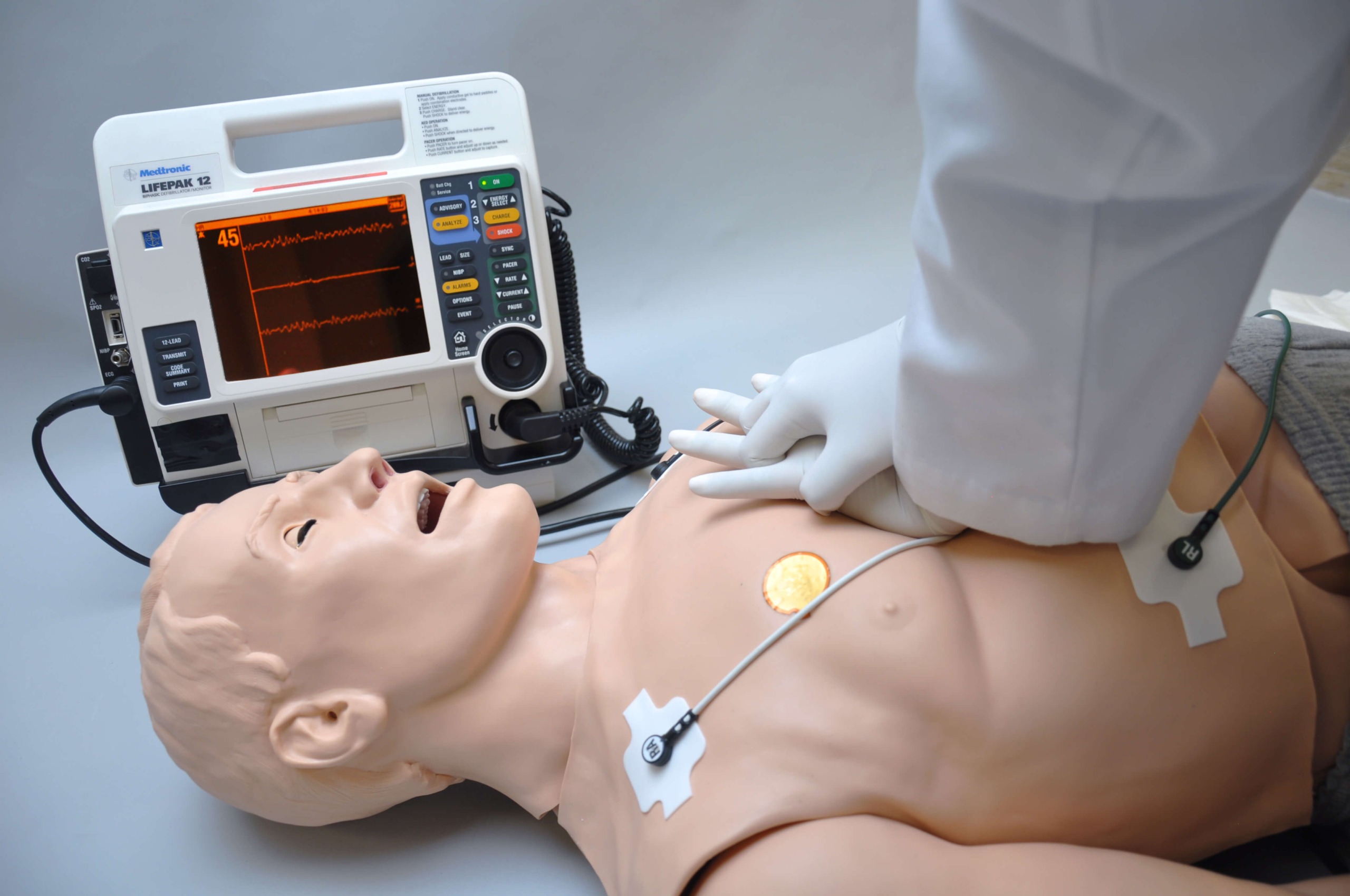 Reanimation einer Gaumard HAL S1000 - Simulationspuppe mit Patientenmonitor daneben