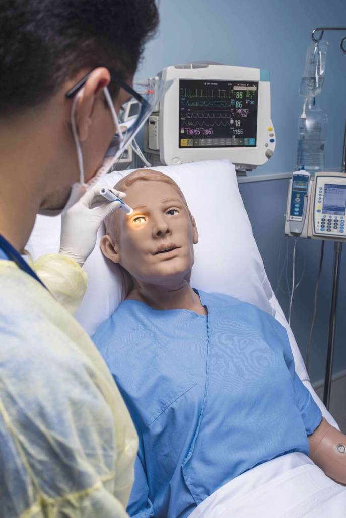 Gaumard-S5301-Pupillen-Reaktion Person testet Pupillen-Reaktion des Gaumard S5301-Simulator