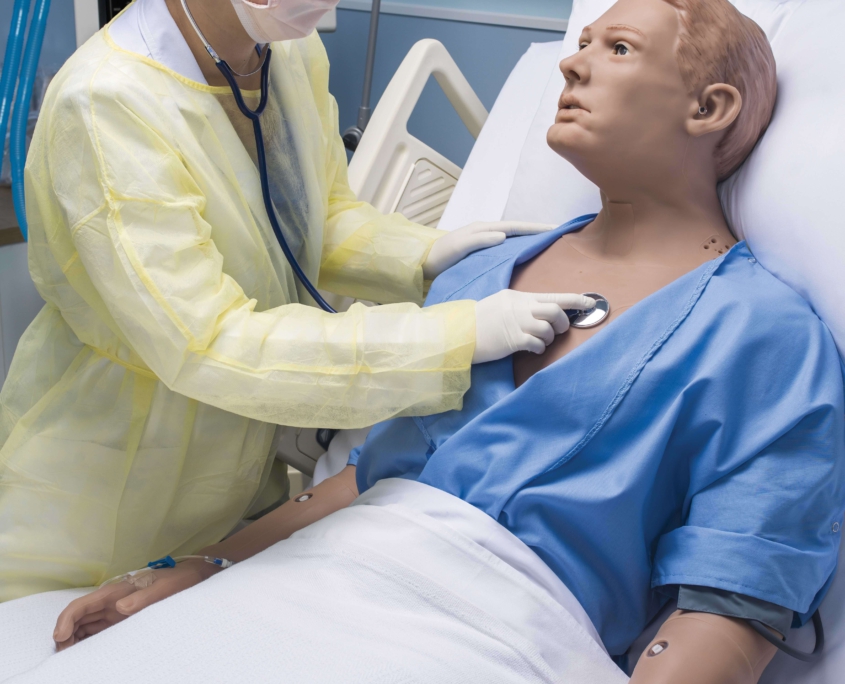 Gaumard-S5301-uebung-Abhoeren-Auskultation-galerie Person hört Herz des High-Fidelity-Simulator von Gaumard ab