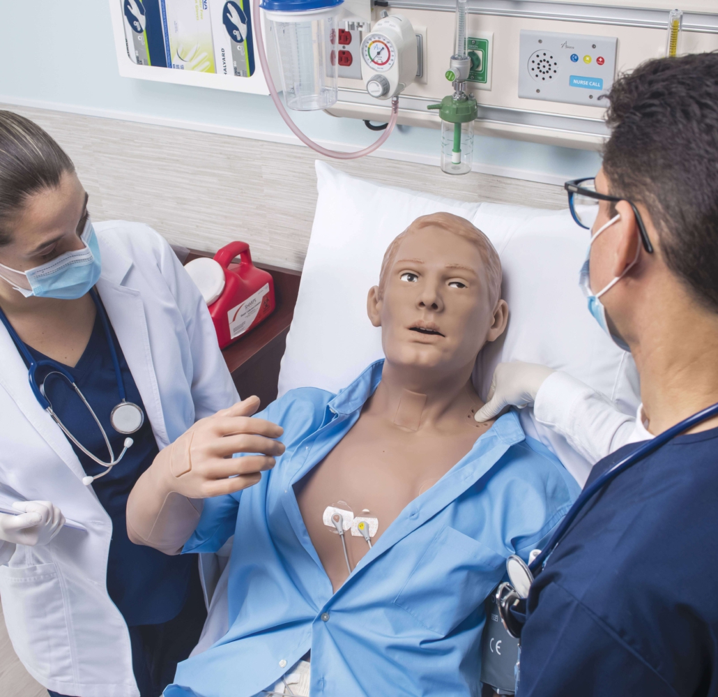 Gaumard-S5301-uebung-untersuchung-gespraech zwei Personen führen Untersuchungsgespräch mit Simulator durch