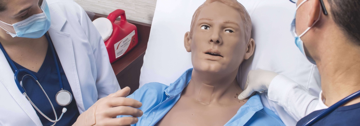 zwei Personen führen Untersuchungsgespräch mit Simulator durch