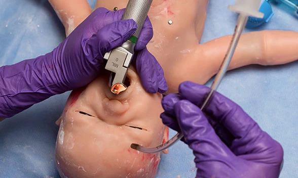 Gaumard-Super-Tory-S2220-intubation Arzt intubiert Gaumard Super Tory S2220 Neugeborenen-Simulator