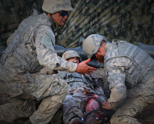 zwei Soldaten üben an einer Gaumard Advanced Trauma HAL S3040.100 - Simulationspuppe