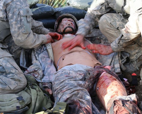 Militärische Übung an Gaumard Advanced Trauma HAL S3040.50 - Simulationspuppe