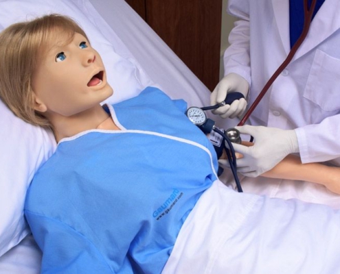 Arzt misst an Pflege-Patientensimulator Blutdruck