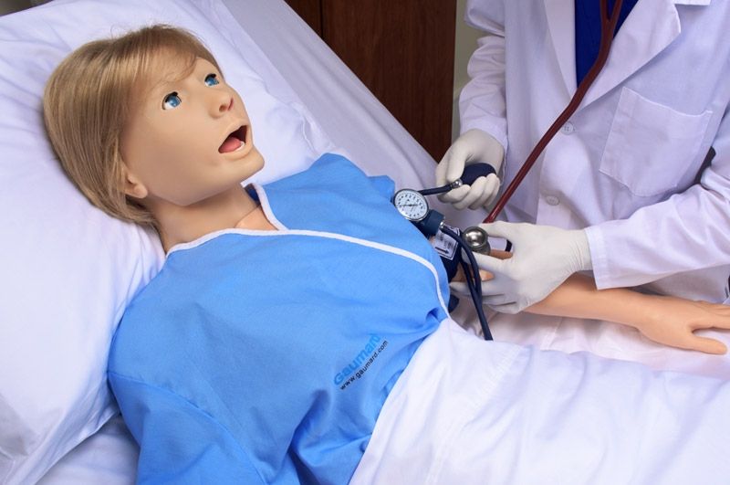 Gaumard SUSIE S901 Arzt misst an Pflege-Patientensimulator Blutdruck