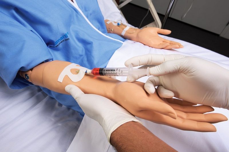 Gaumard-susie-S901-medikation-iv Person medikiert Gaumard Susie S901 Pflege-Patientensimulator