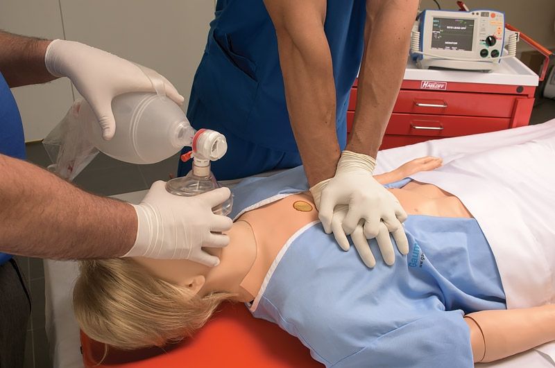 Gaumard-susie-S901-reanimation-beatmung-herzdruck-massage Reanimationsübung an dem Susie S901 Simulators von Gaumard