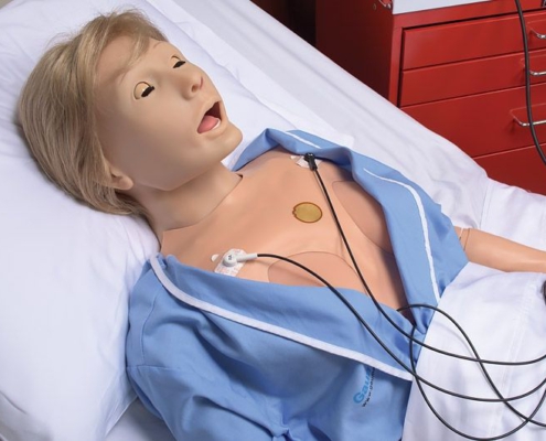 High-End-Patientensimulator Gaumard SUSIE S2000 liegt in Krankenbett