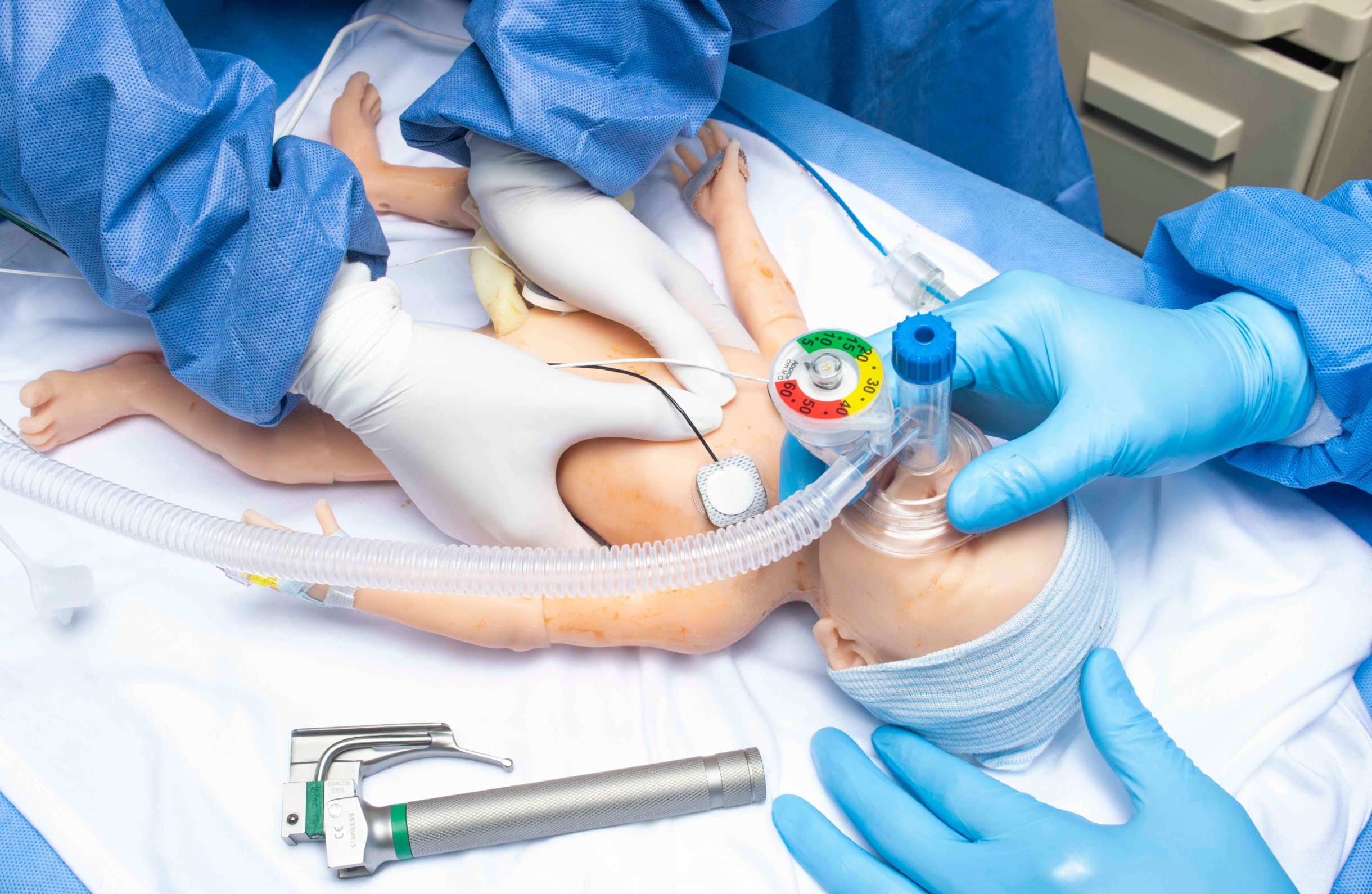 Herzdruckmassage an kabellosem Frühgeborenen-Simulator HAL-2209