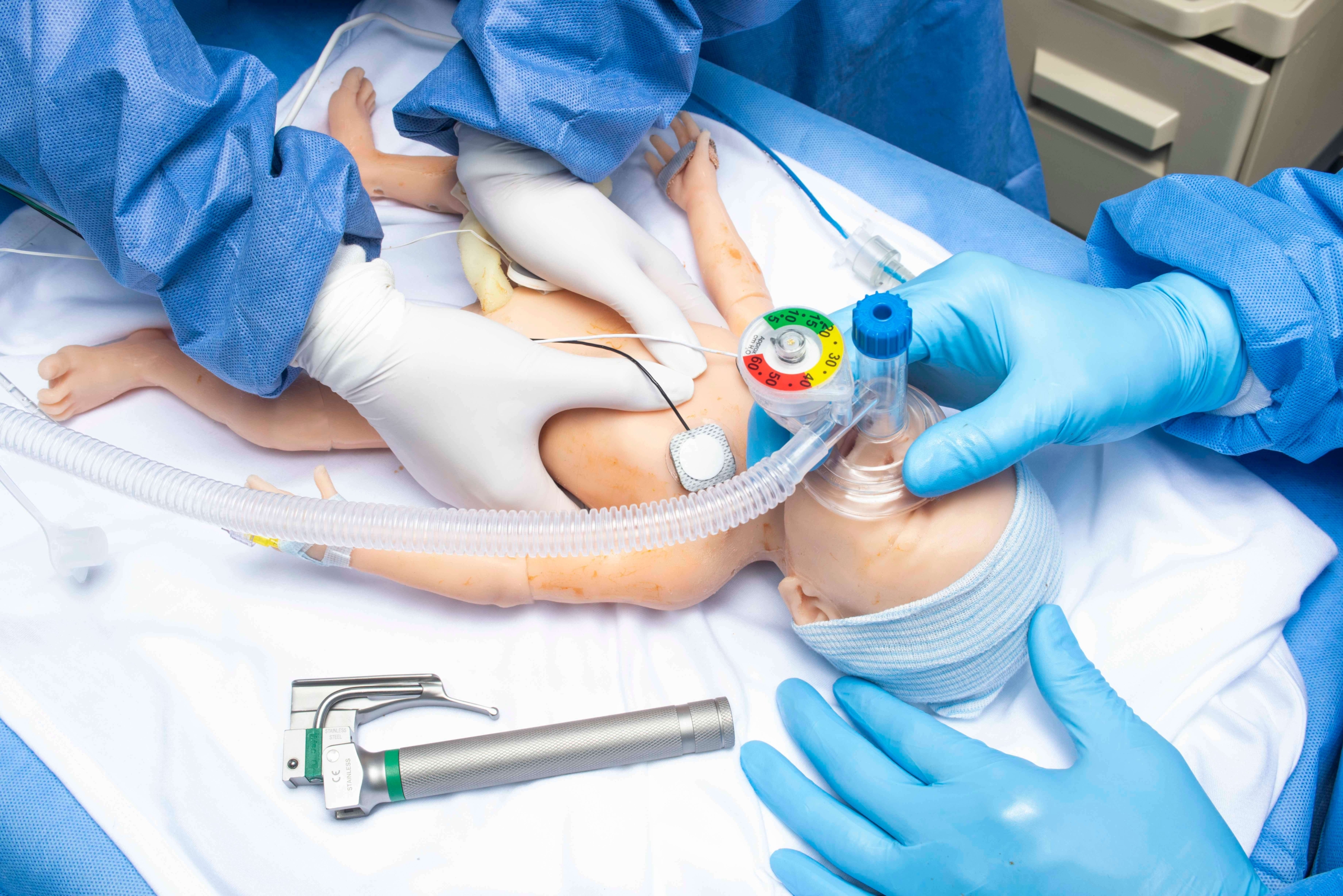 Herzdruckmassage an kabellosem Frühgeborenen-Simulator HAL-2209