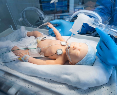 Intubierte Baby-Simulationspuppe Gaumard HAL S2209 liegt im Inkubator