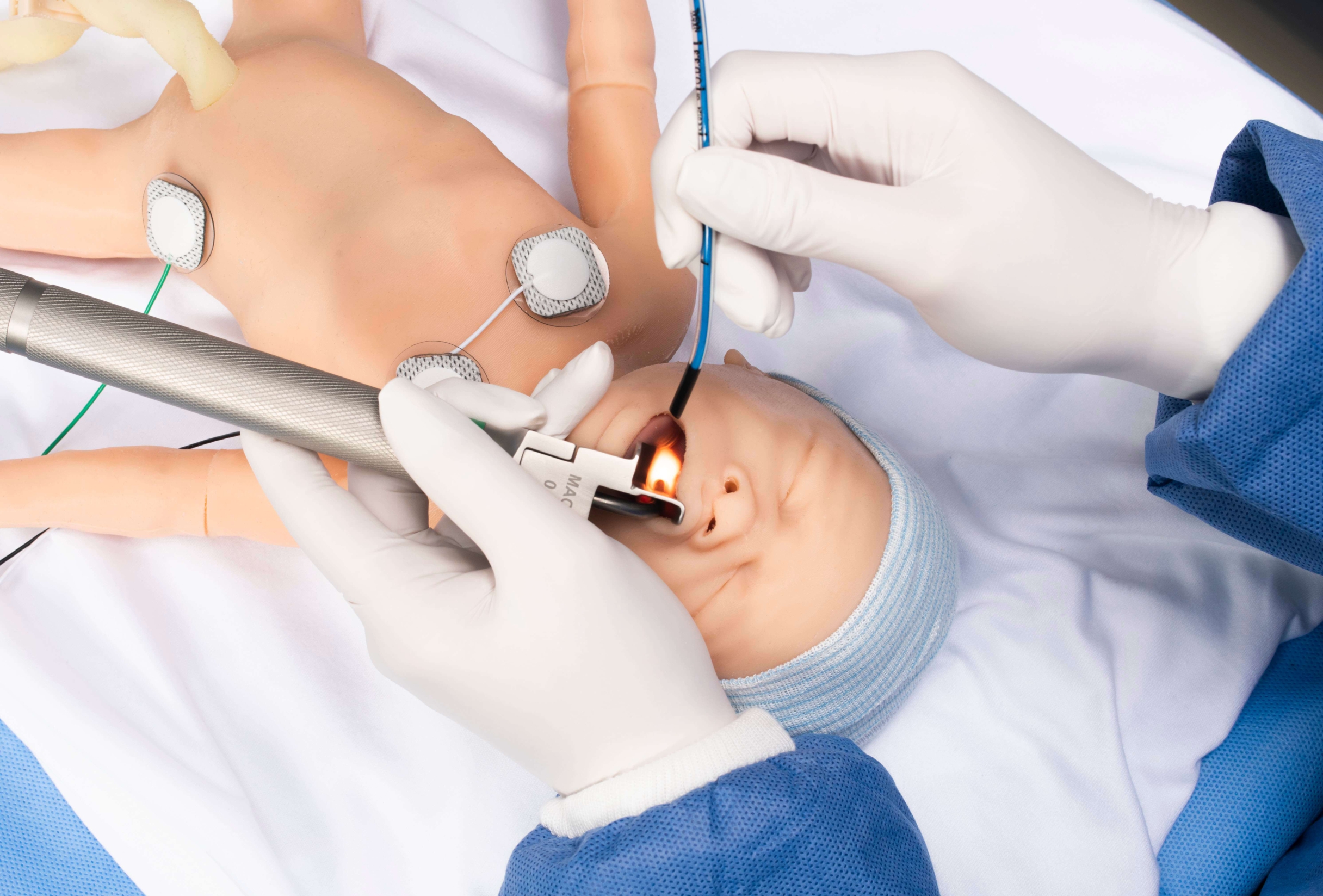 Intubation des HAL-2209-Simulators von Gaumard durch Person