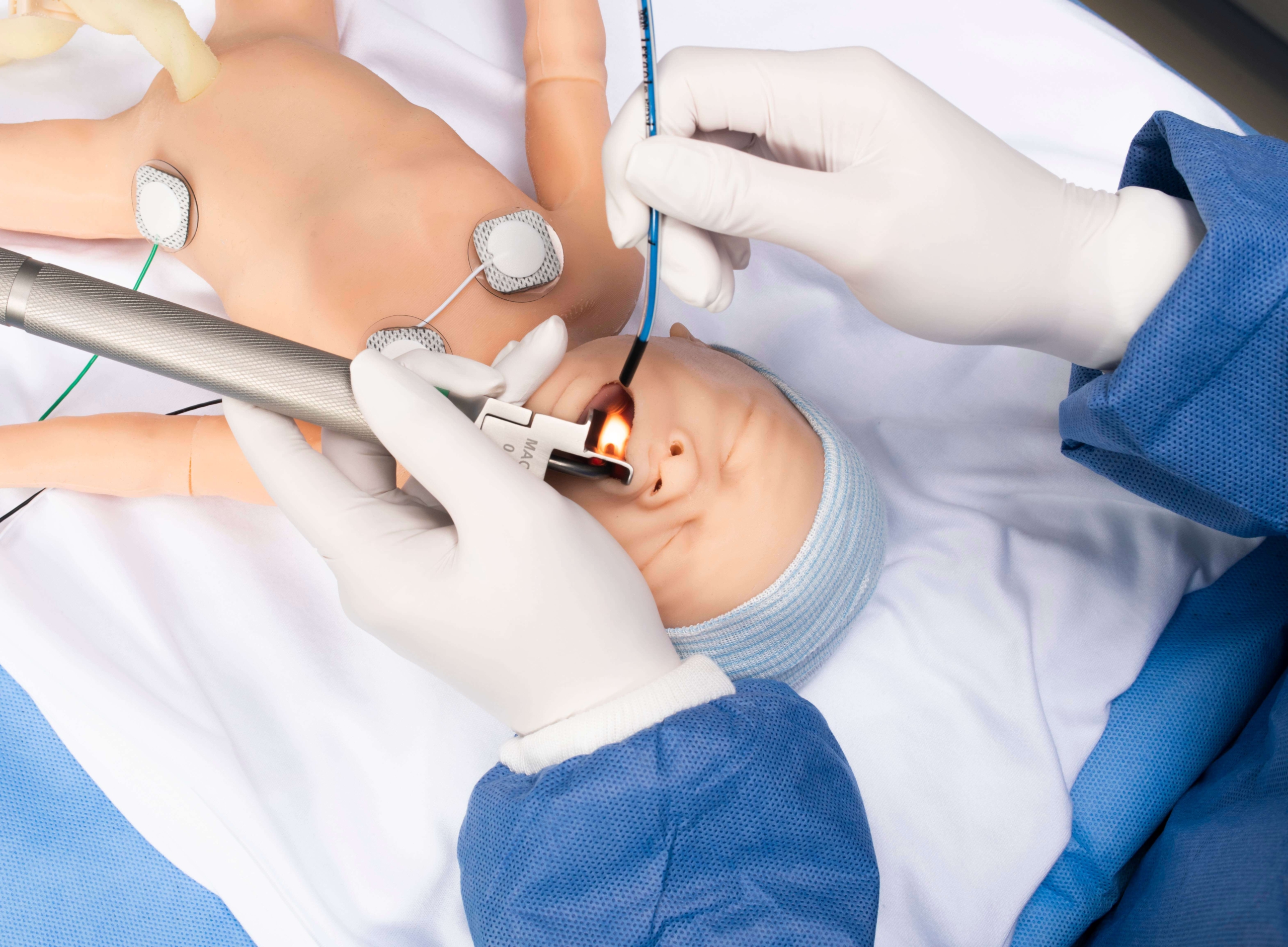 Intubation des HAL-2209-Simulators von Gaumard durch Person