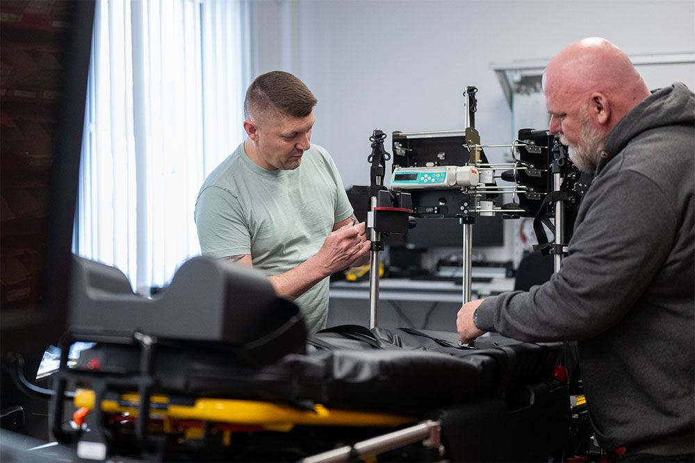 Zwei Männer arbeiten an einem mobilen Intensivsystem bei Mefina Medical