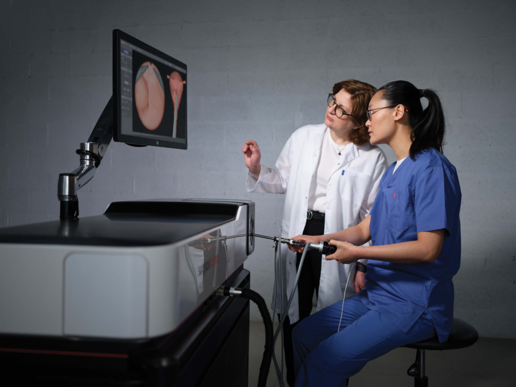 surgical-science-endo-suite-bronch-mentor-2-personen-trainieren zwei Frauen trainieren am Bronchoskopie-Simulator von Surgical Science