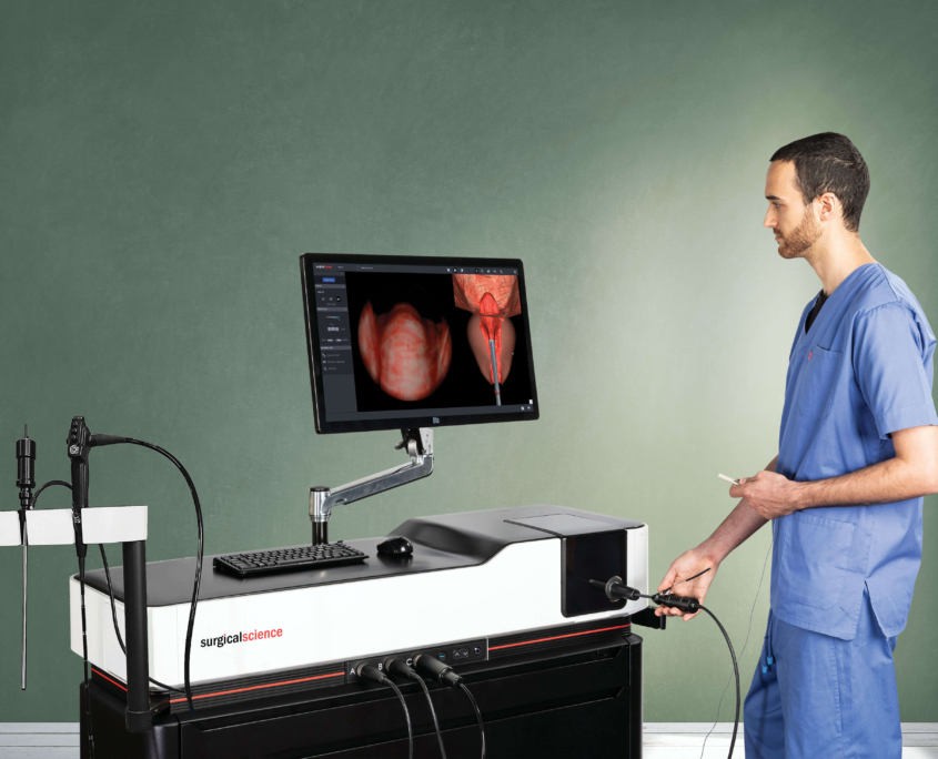 Mann schaut auf den Bildschirm des Endo-Suite-Bronch-Mentors von Surgical Science