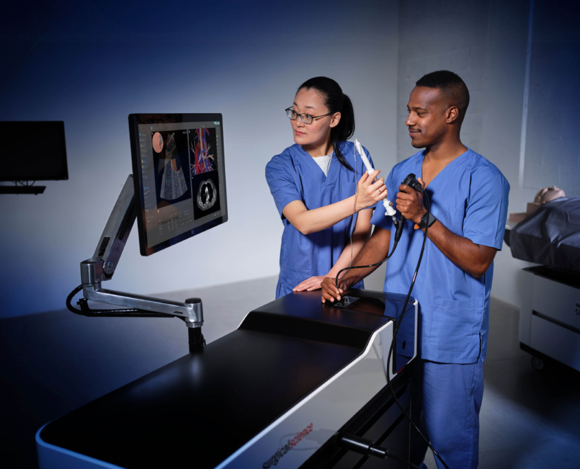 zwei Personen trainieren mit Blick auf den Bildschirm am Endo-Suite-Bronch-Mentor