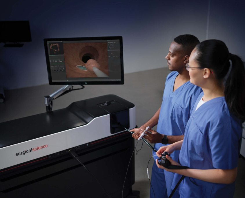 zwei Personen trainieren gemeinsam am Bronchoskopie-Simulator von Surgical Science