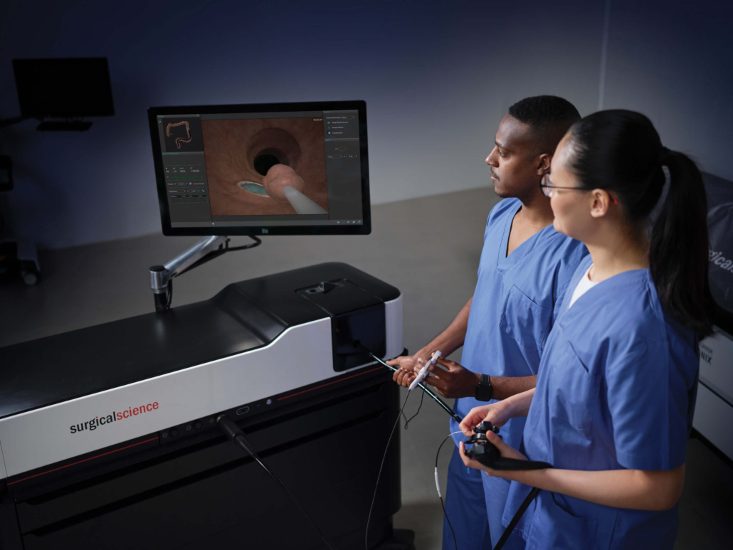 zwei Personen trainieren gemeinsam am Endoskopie-Simulator von Surgical Science