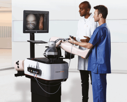 zwei Personen gucken auf den Surgical Science ARTHRO Mentor